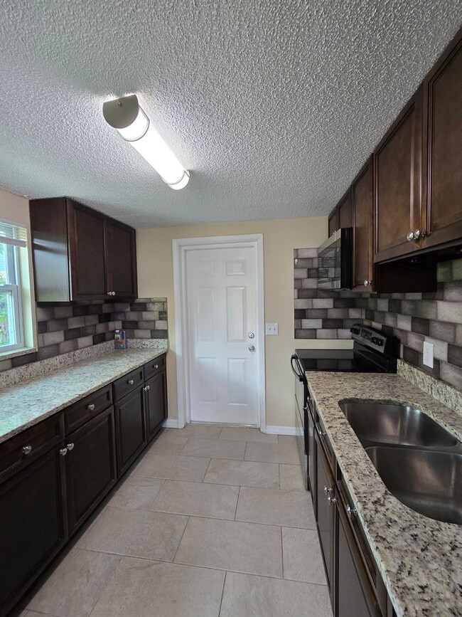 Building Photo - 2 BEDROOM 1 BATH NEAR USF