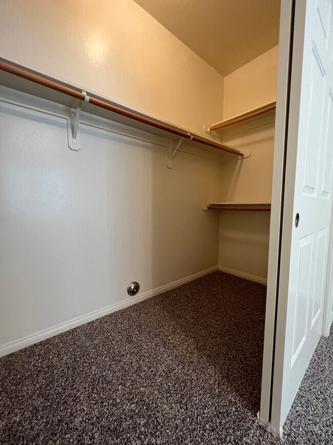 Building Photo - 717 Meadow Grove Ct