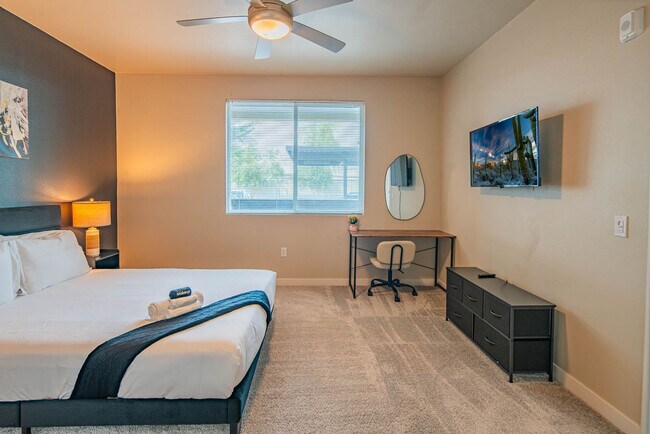 Building Photo - 2044 S Willow Creek Apartment