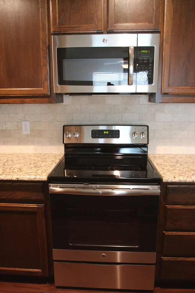 Building Photo - Coming Soon | 3BR/2BA West Fort Worth Home Near I-30, Camp Bowie & Lockheed Martin — Pets Welcome