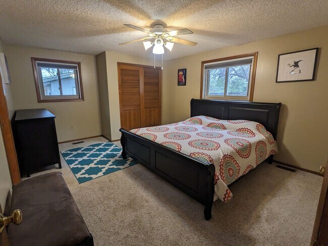 Building Photo - Beautiful open floorplan - 3 Bedroom/ 2 Ba...