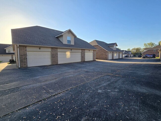 Building Photo - Capri Townhomes
