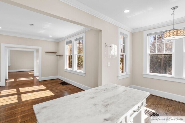 Building Photo - BEAUTIFUL ONE STORY BRICK HOME IN DOWNTOWN...