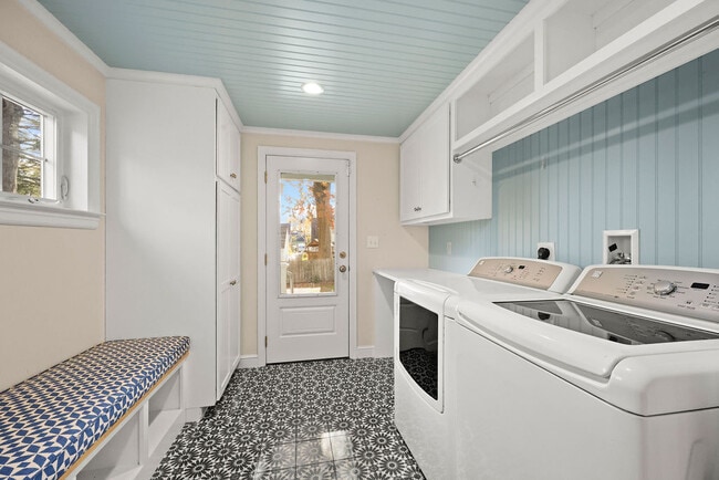 Building Photo - 15 Arapahoe Rd