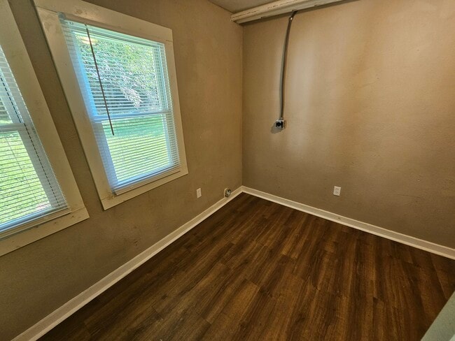 Building Photo - 319 W Linden Ave