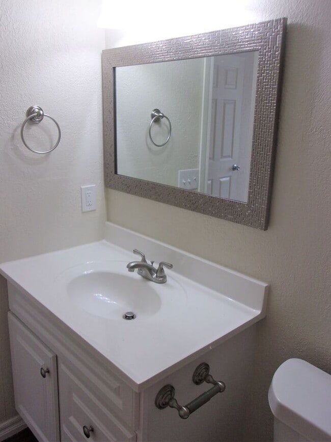 Building Photo - 2 BED 1.5 BATH TWO STORY TOWNHOUSE- WARR A...