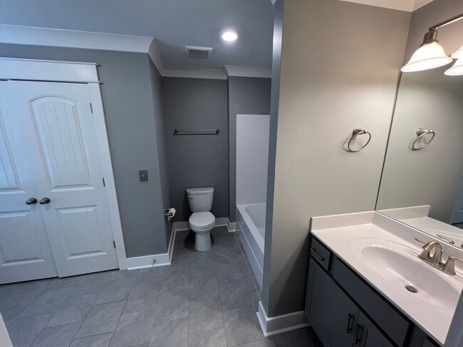 Building Photo - 4 Bedroom Home w/ Office and 3 Car Garage