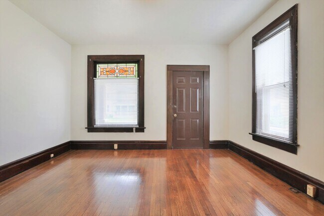 Building Photo - 4 Bedroom , 2 Bath Newly Renovated house -...