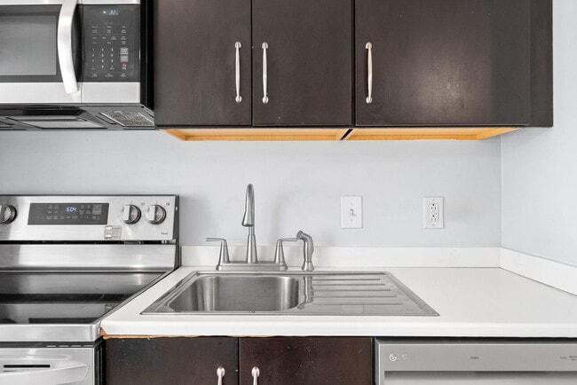 Building Photo - Beautiful 2 Bedroom Condo For Rent Near APSU!