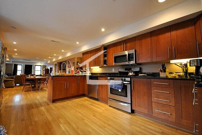 Building Photo - Charming 5 Bedroom