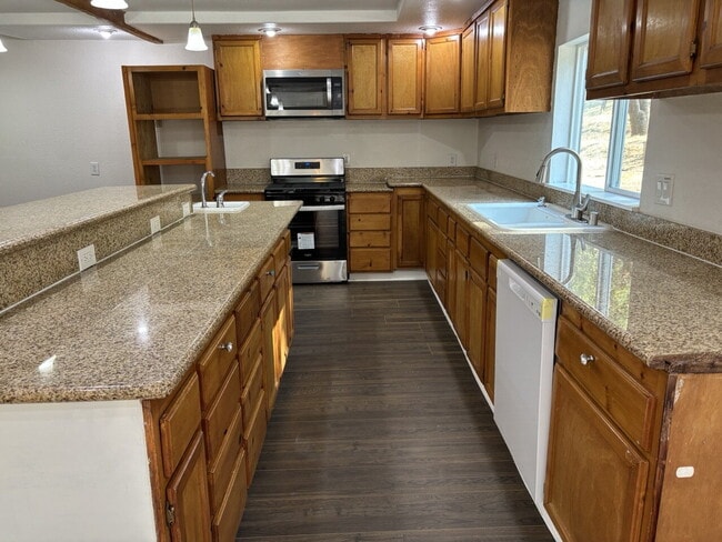 Building Photo - Fully remodeled home on acreage on N Shing...