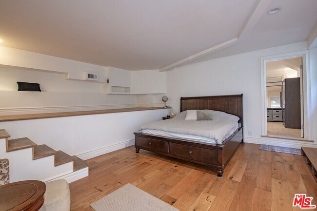 Building Photo - 3780 1/2 Multiview Dr