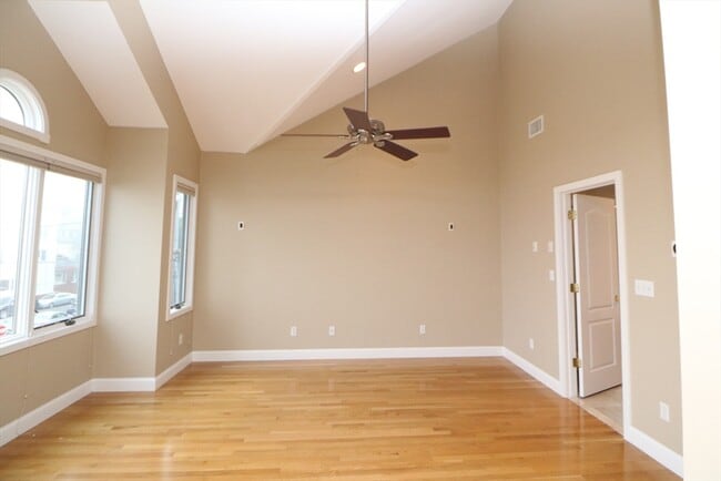 Building Photo - 141 Groves Ave