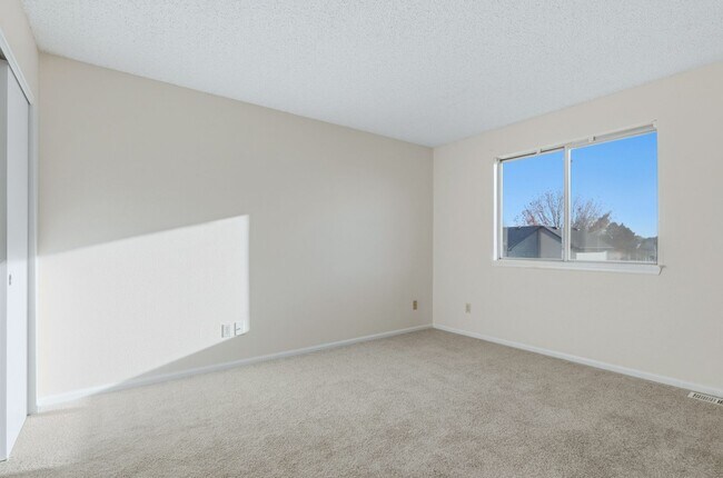 Building Photo - 3 bed 2 1/2 bath Split level home in Found...