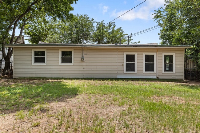 Building Photo - 3325 Del Rancho Rd