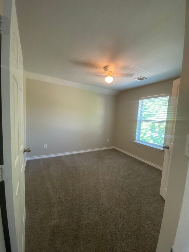 Building Photo - 267 Castleridge Dr