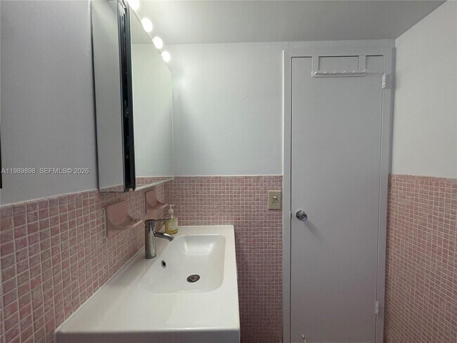 Building Photo - 221 Meridian Ave