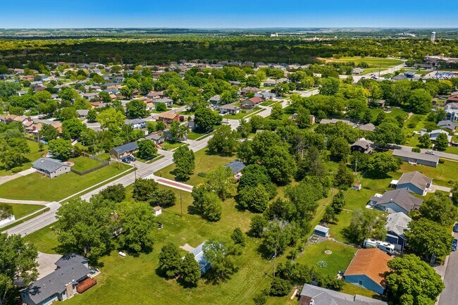 Building Photo - Large Home on Almost 2 Acres!