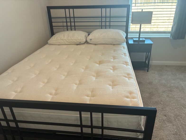 Building Photo - Room in Townhome on Shaffer Ct