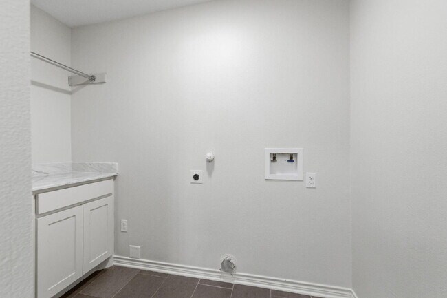 Building Photo - "Beautifully Maintained 3-Bedroom, 3-Bath Gem with Modern Updates, Spacious Living and Exceptiona...