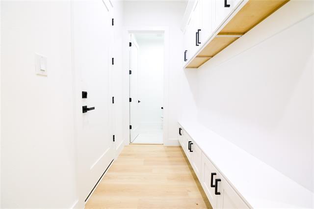 Building Photo - 306 E 7th St