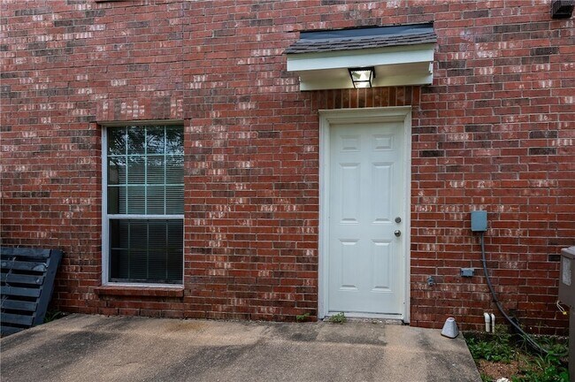 Building Photo - 1001 Krenek Tap Rd