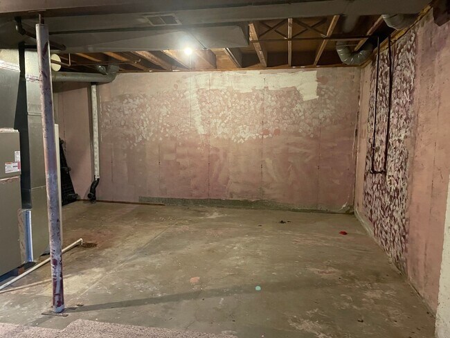 Building Photo - {12901} Spacious Townhome with a 1 car garage & full basement