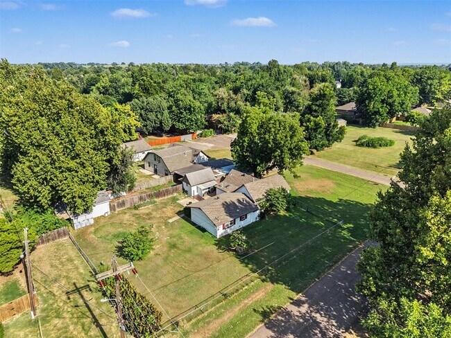 Building Photo - 207 E Juniper Ln