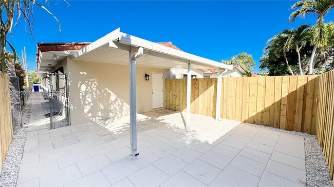 Building Photo - 2617 SW 32nd Ct