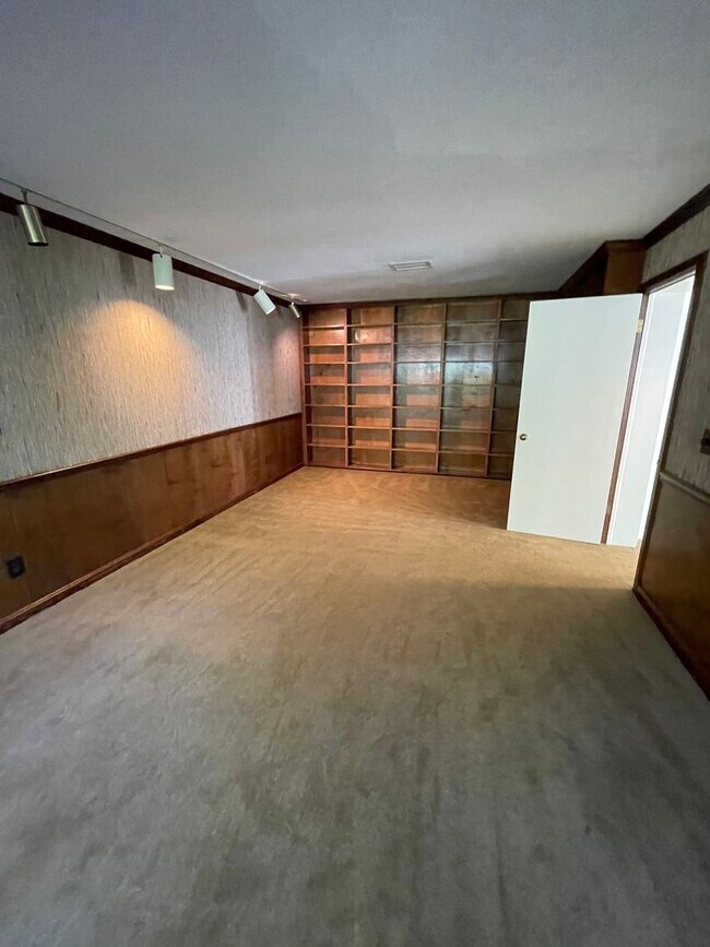 Building Photo - Mid-Century Modern Oasis on 5+ Acres – Pri...