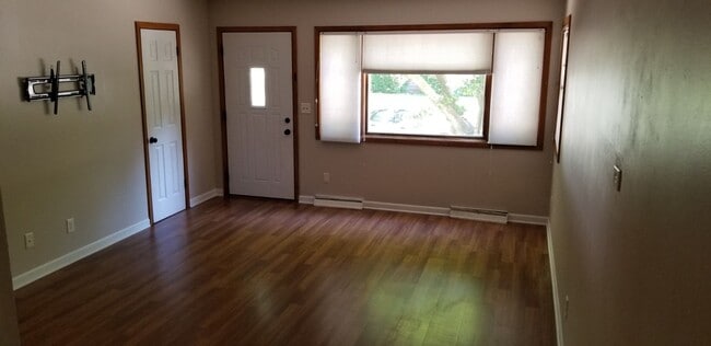 Building Photo - 3 Bedroom 2 Bath House For Rent