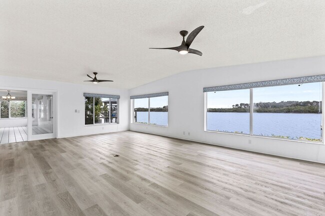 Building Photo - Riverfront Home in Ormond Beachside!