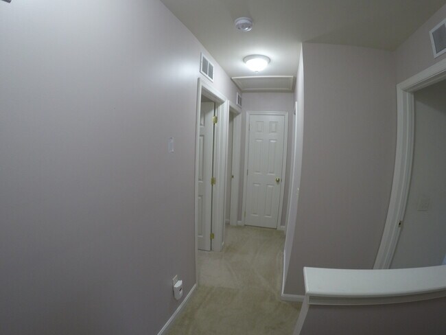Building Photo - 2123 Quail Hollow Dr