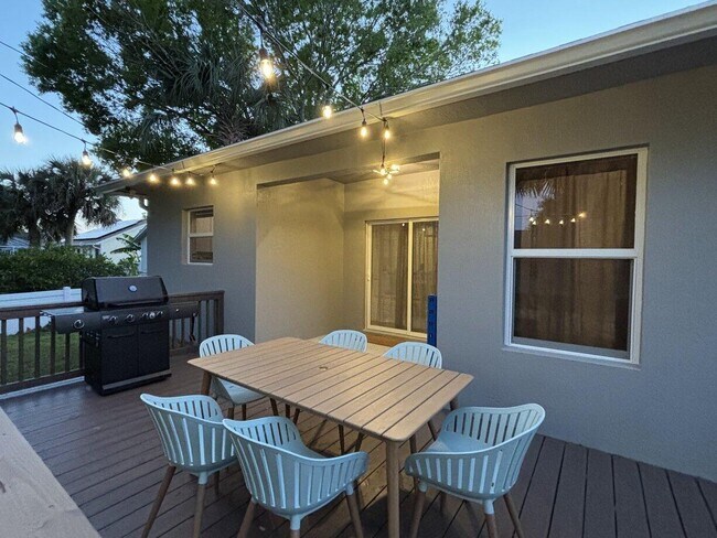 Building Photo - 1330 28th Ave