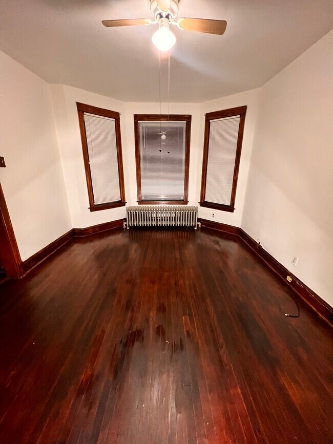 Cozy living room with hardwood floors - 1434 N Ridgeway Ave
