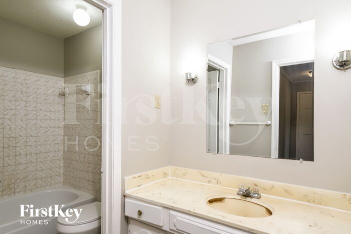 Building Photo - 5585 Fair Cove