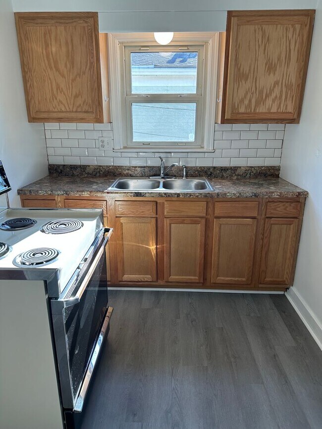 Building Photo - 1652 Roosevelt Ave