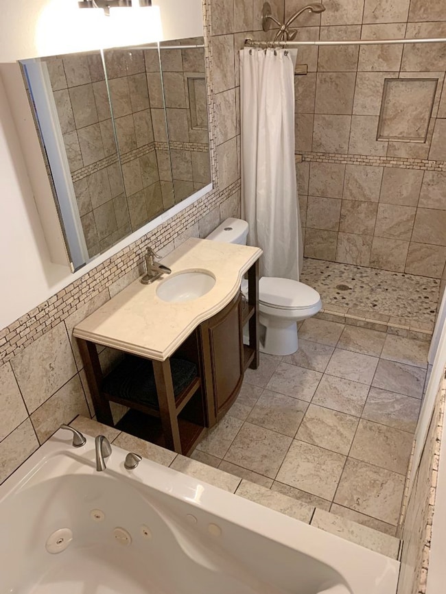 Building Photo - Beautiful Oceanfront 3 Bedroom Unit on Kal...