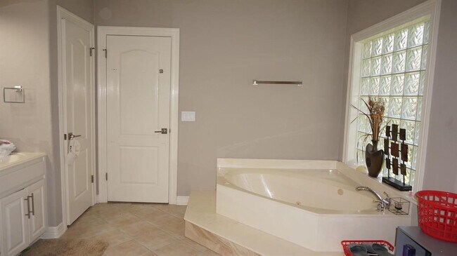 Building Photo - 10713 Bay Laurel Trail
