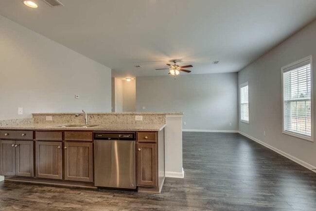 Building Photo - 4BR Home in Fairview – Modern Living on an...