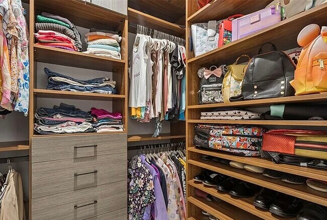 Building Photo - 2340 Woodside Way