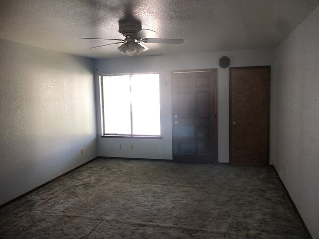 Building Photo - Clean 2 bedroom Near Freeway!