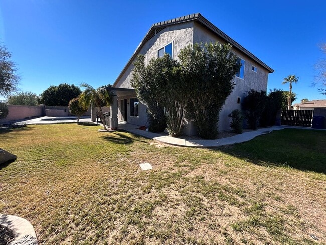 Building Photo - MONTHLY - MID-TERM, Beautiful fully furnished 4-bedroom, 2.5-bath home located near downtown Gilb...