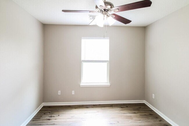 Building Photo - 1083 Shadow Glenn Dr