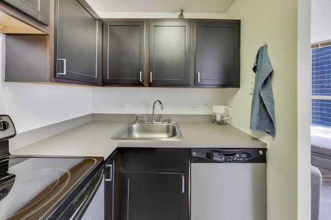 Building Photo - 555 W Madison St