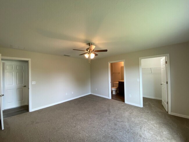 Building Photo - Silver Springs Shores - Welcome Home