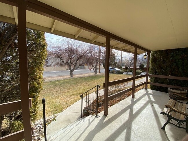 Building Photo - Beautiful Home in Old Southwest Reno w/Large Backyard