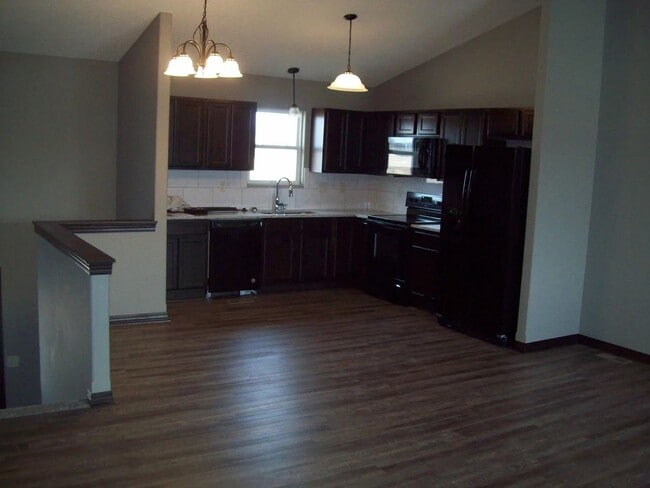 Building Photo - 5350 N Cypress Dr