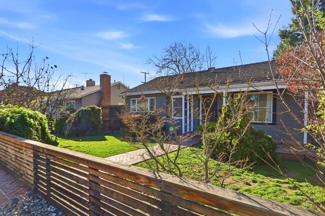 Building Photo - 954 Sunlite Dr