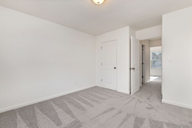 Building Photo - Spacious Three Bedroom Home in Olathe
